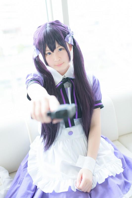 南ふうたそ扮天天座理世坐在沙发，右手持枪，枪口朝镜头，左手搭在裙摆上