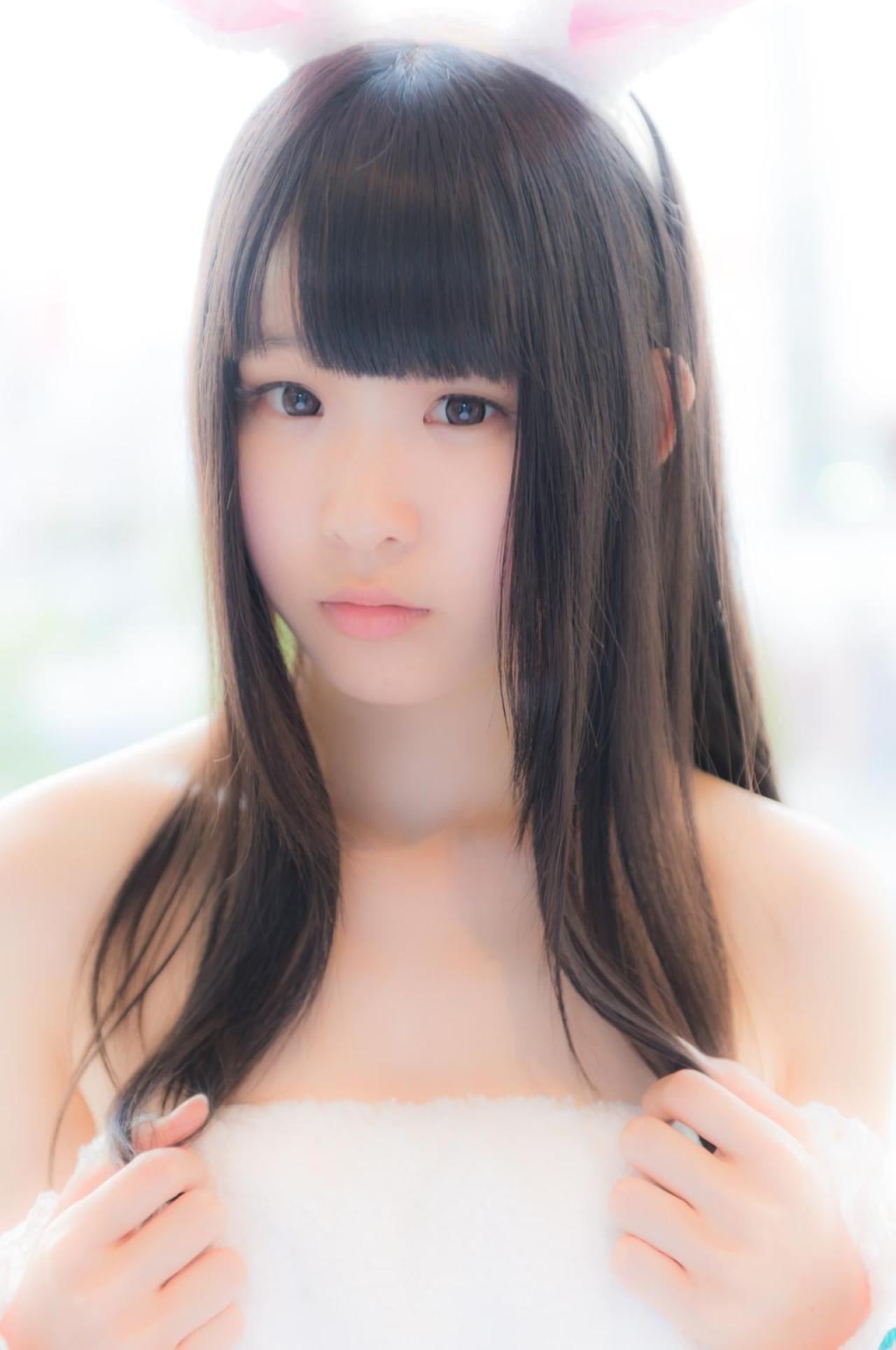 小鳥ひなこ扮兔娘双手拉着发丝 上半身站姿