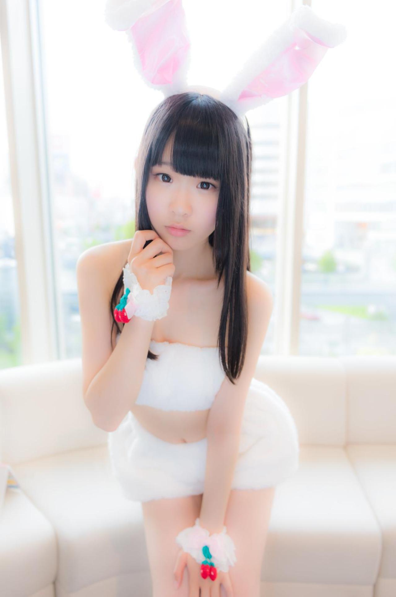 小鳥ひなこ扮兔娘前倾身子，站在窗前的沙发旁