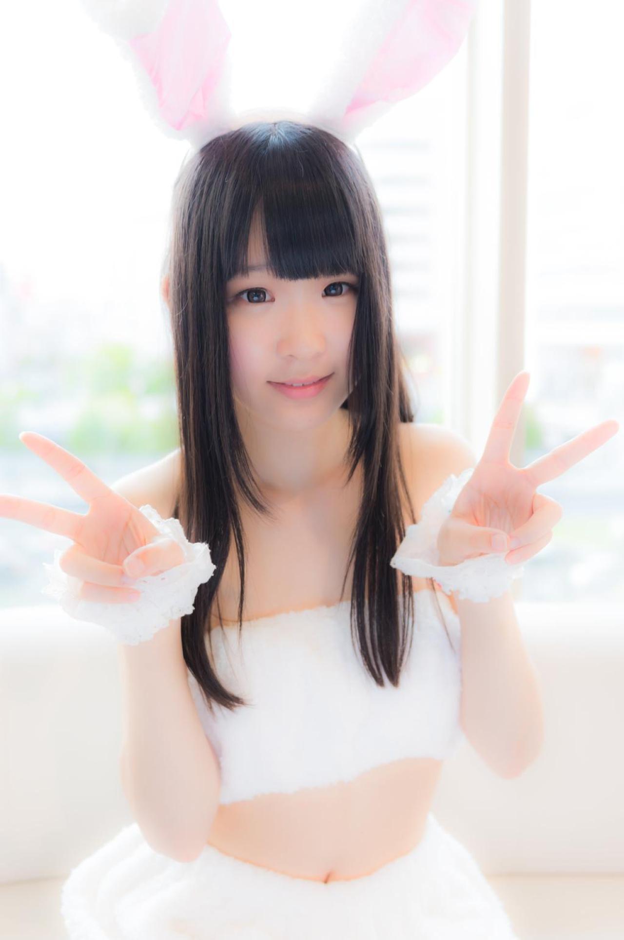 小鳥ひなこ扮兔娘站在窗前的沙发旁，双手作剪刀手卖萌