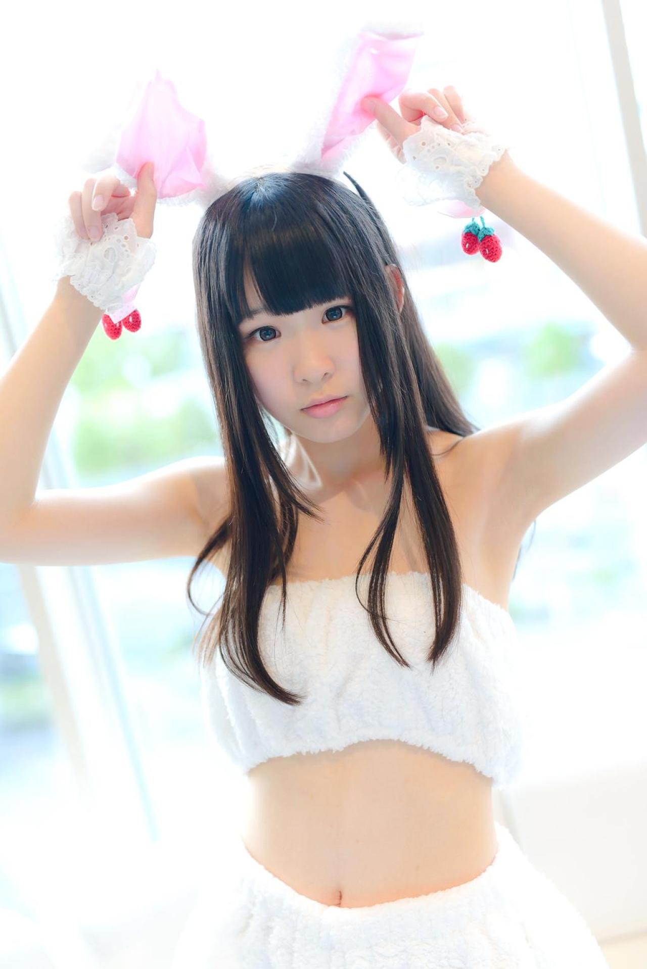 小鳥ひなこ扮兔娘站在窗前，双手捏着兔耳朵