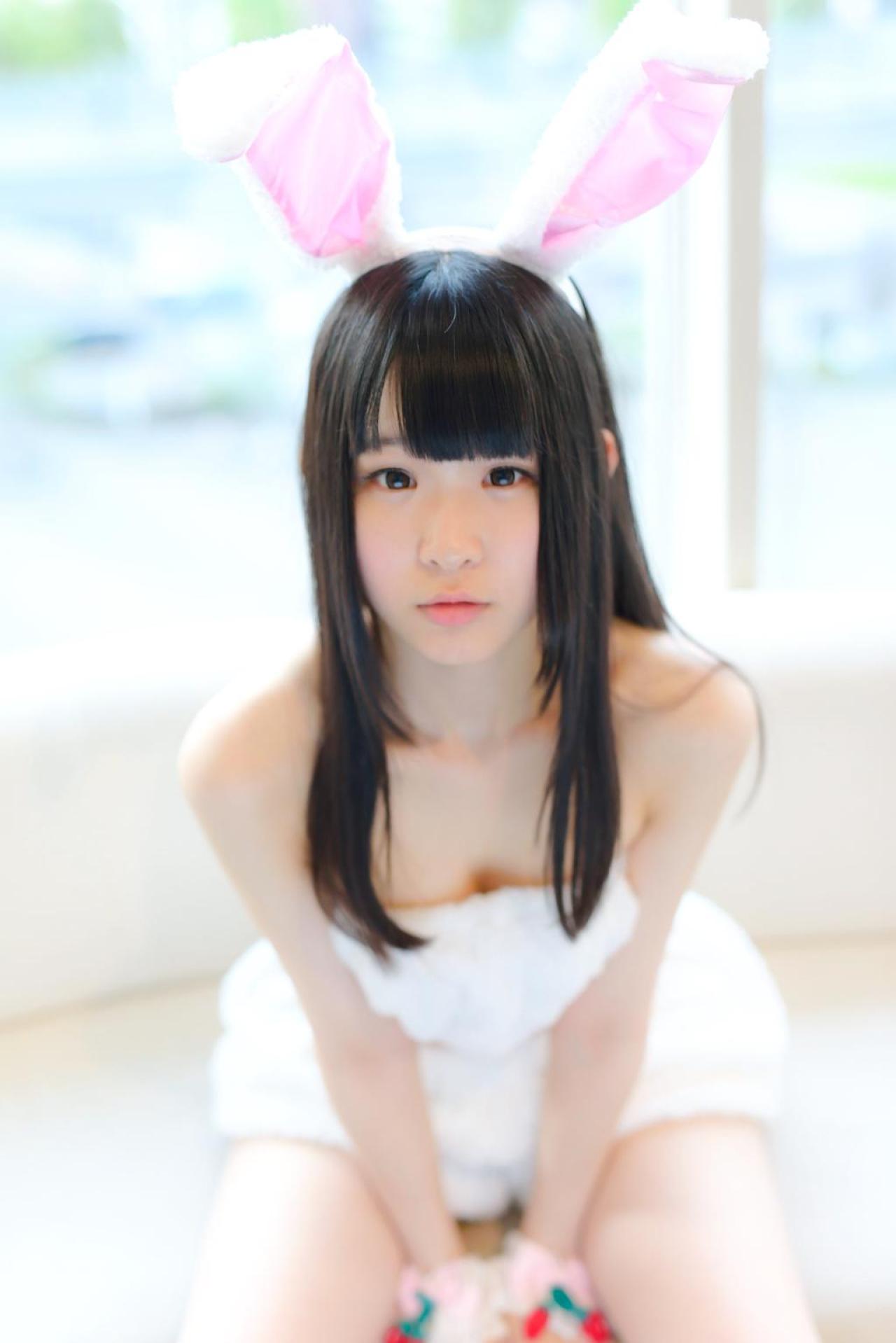 小鳥ひなこ扮兔娘坐在沙发上，前倾身子看着镜头