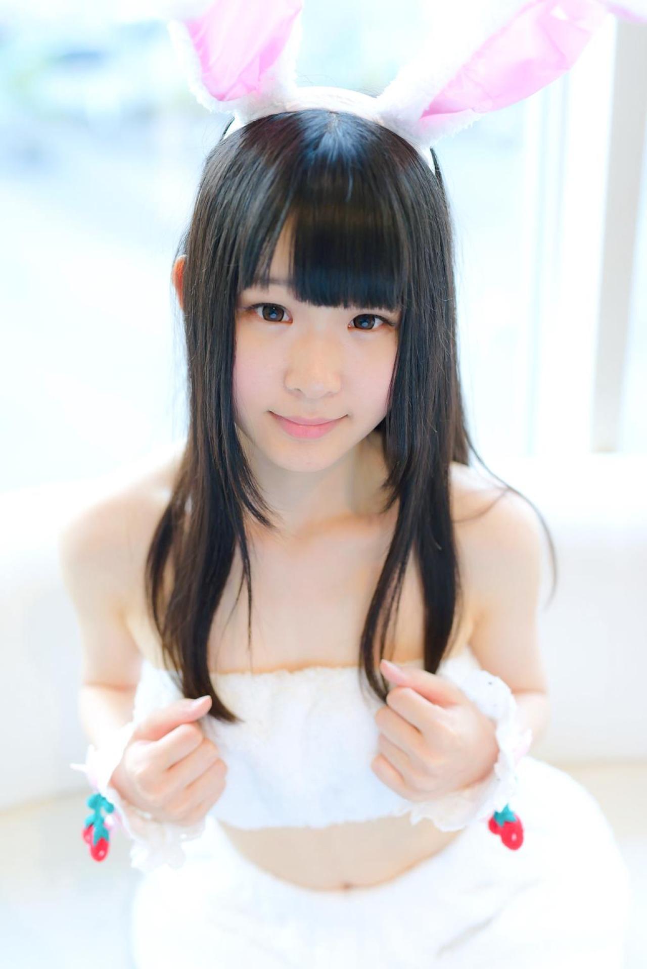 小鳥ひなこ扮兔娘坐在沙发上，双手扶着发梢