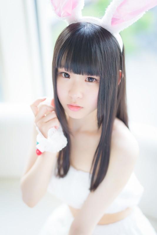 小鳥ひなこ扮兔娘侧身坐在窗前