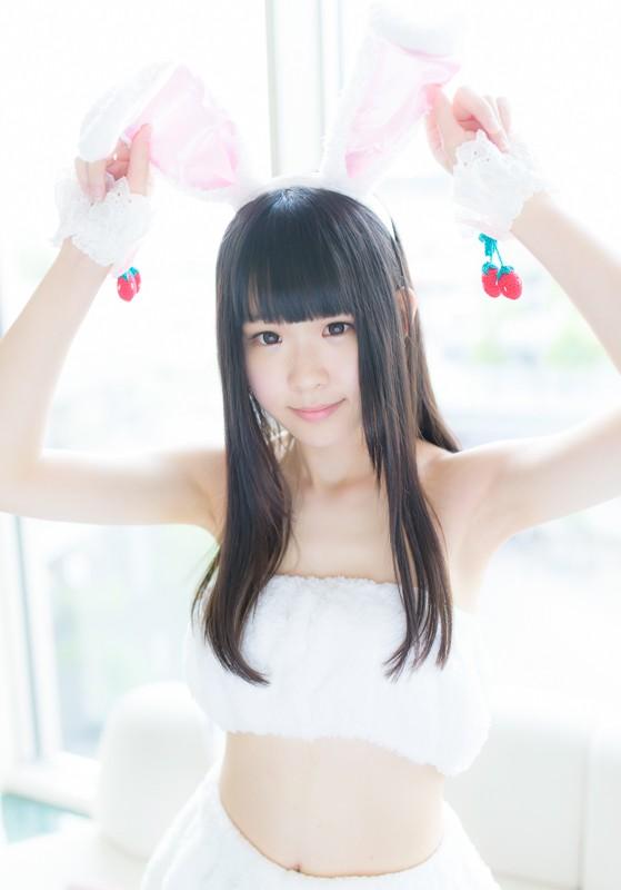 小鳥ひなこ扮兔娘双手捏着兔耳朵，站在窗前