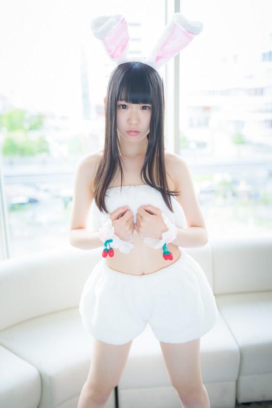 小鳥ひなこ扮兔娘站在窗前的沙发旁