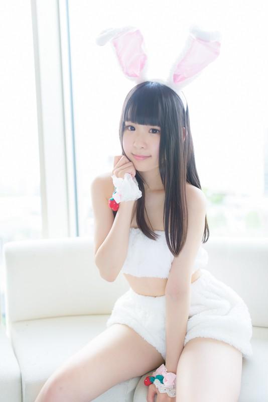 小鳥ひなこ扮兔娘坐在窗前的沙发上，右手扶脸