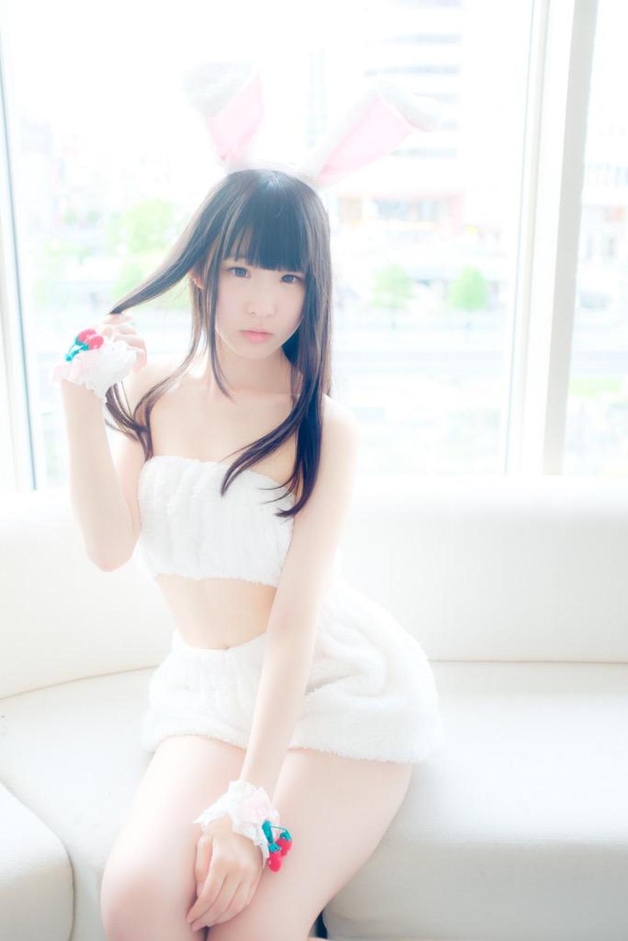 小鳥ひなこ扮兔娘坐在窗前的沙发上，右手轻捋发梢