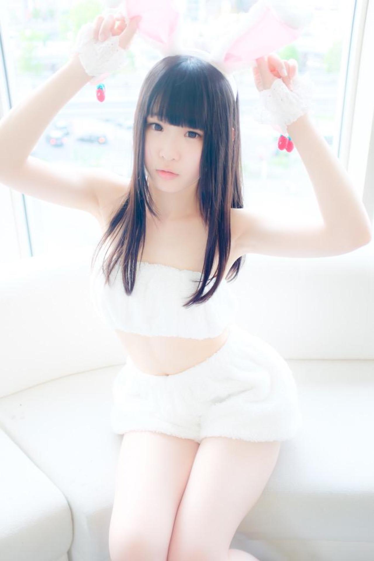 小鳥ひなこ扮兔娘坐在窗前的沙发上，双手捏着兔耳朵