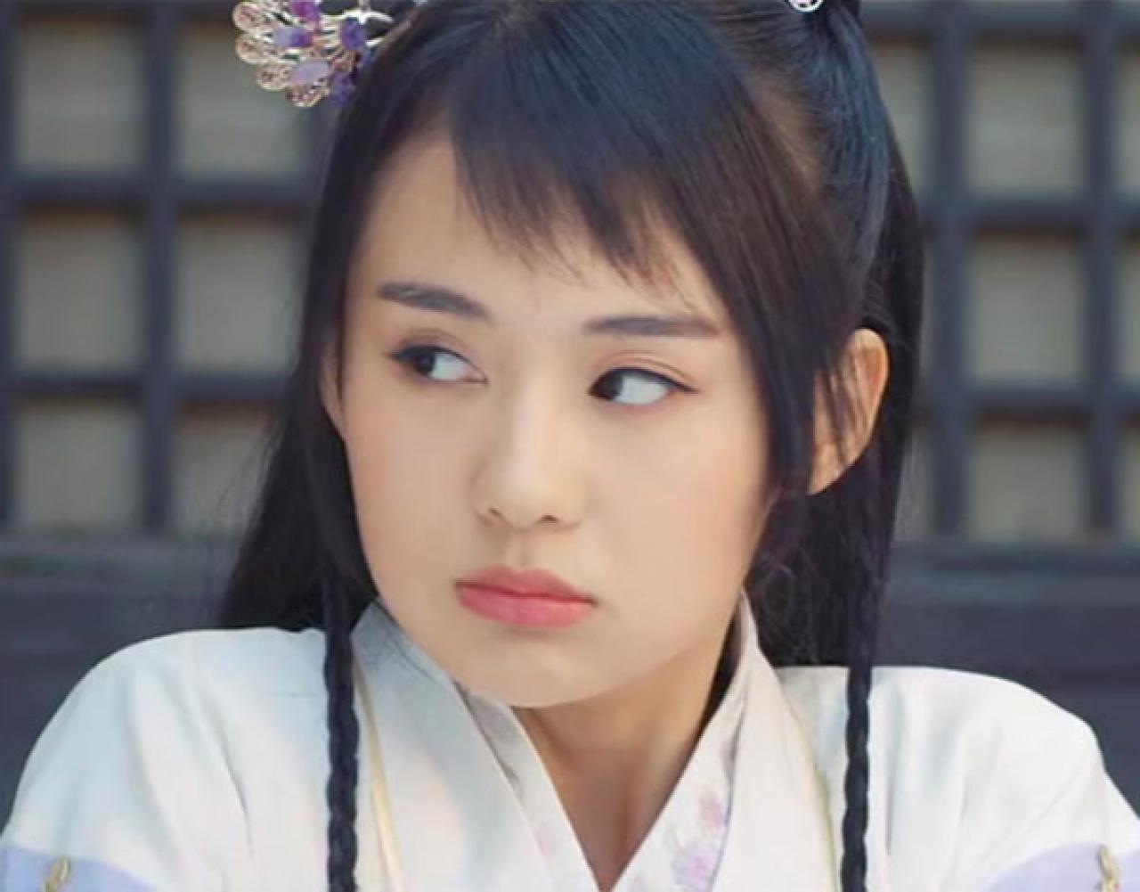 郑合惠子扮白洁右斜眼表情