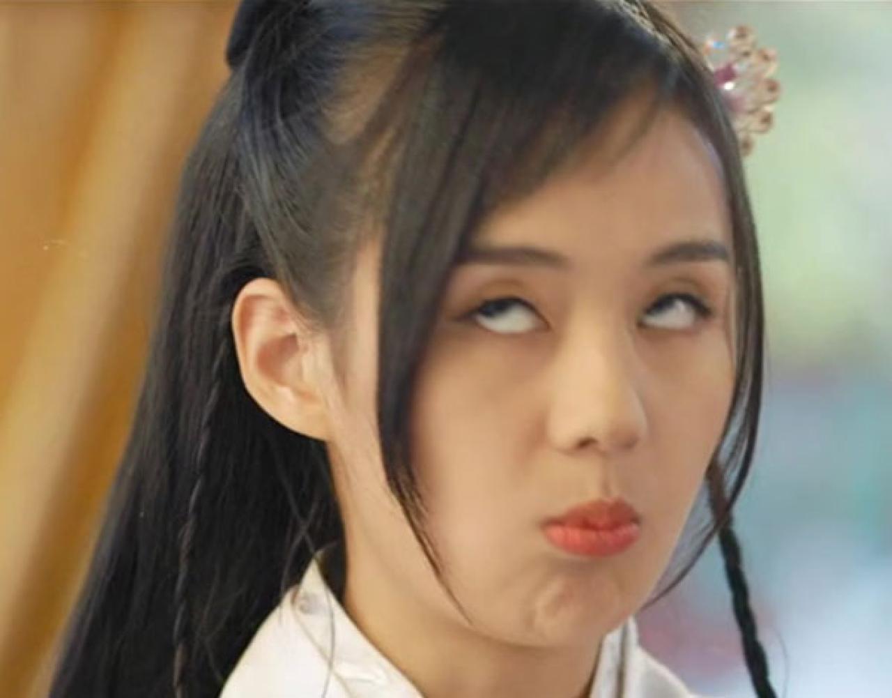 郑合惠子扮白洁嘟嘴上翻白眼表情