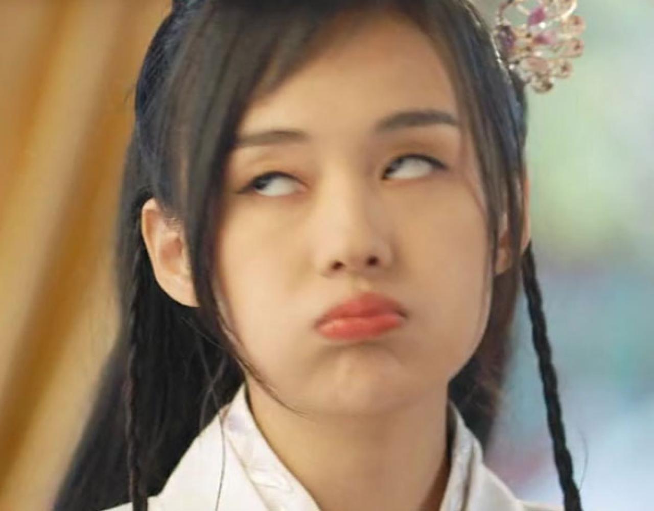 郑合惠子扮白洁嘟嘴右翻白眼表情