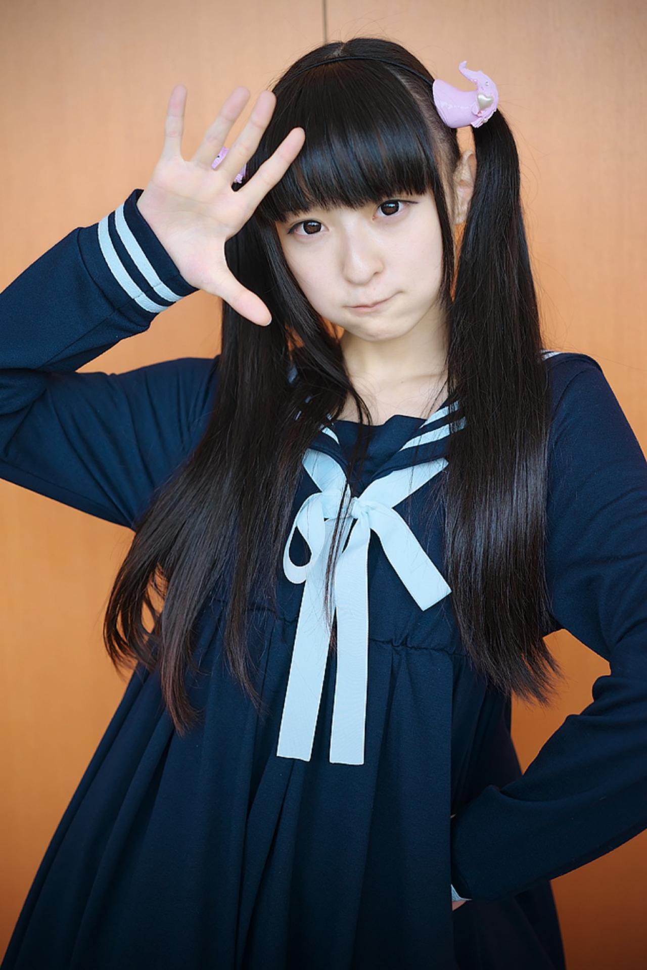 猫守ざーにゃ左手叉腰，右手放在眼前，嘟嘴卖萌站姿