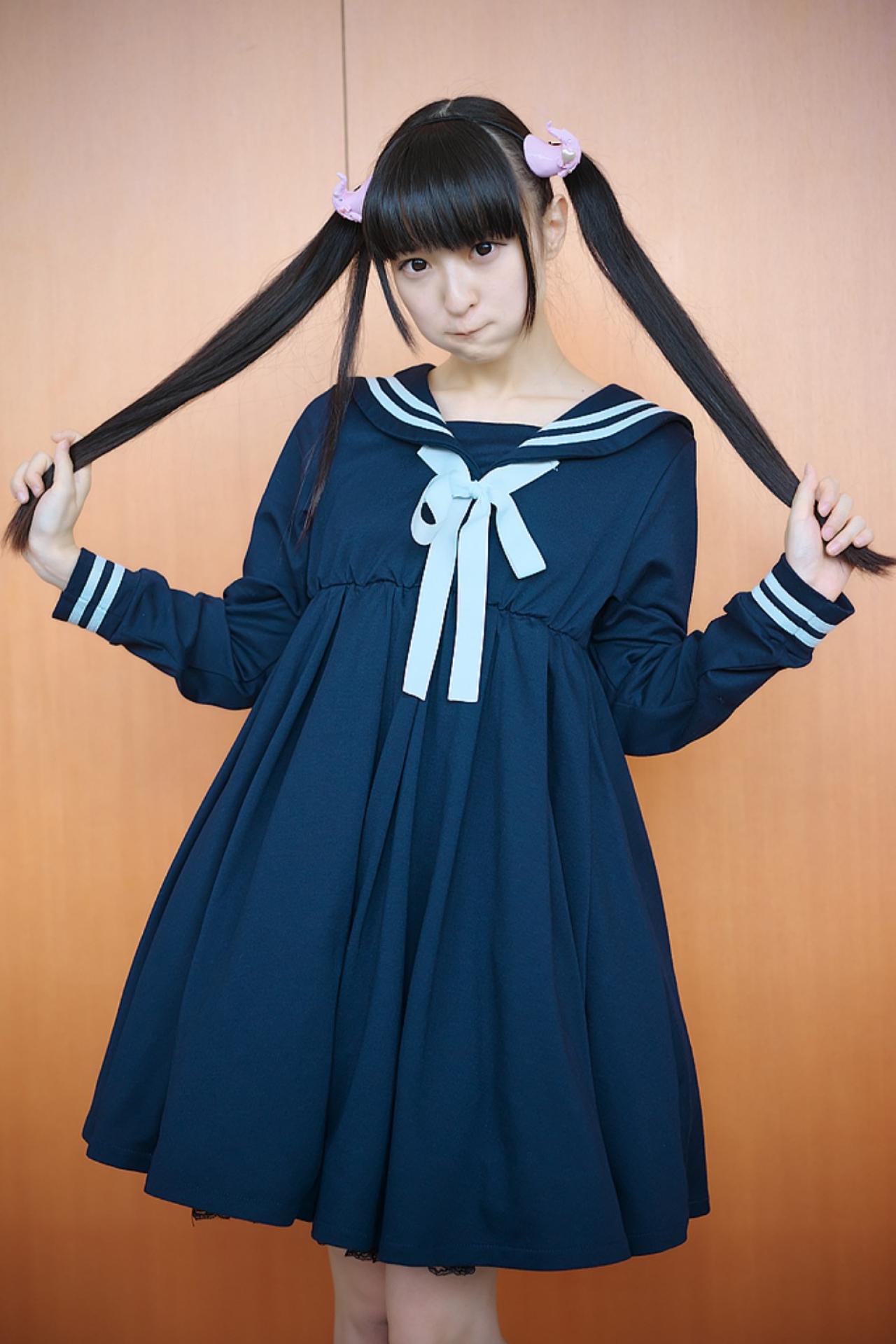 猫守ざーにゃ双手拉着双马尾，嘟嘴卖萌站姿