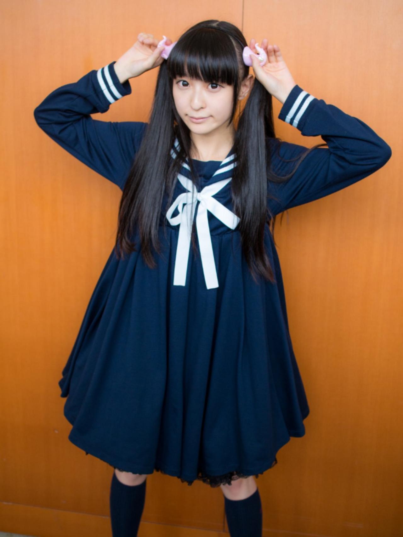 猫守ざーにゃ双手捏着发饰的站姿