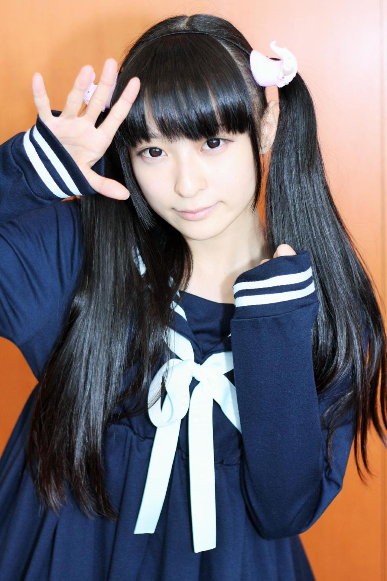 猫守ざーにゃ左手缩在袖口，右手五指张开放在额头前的站姿