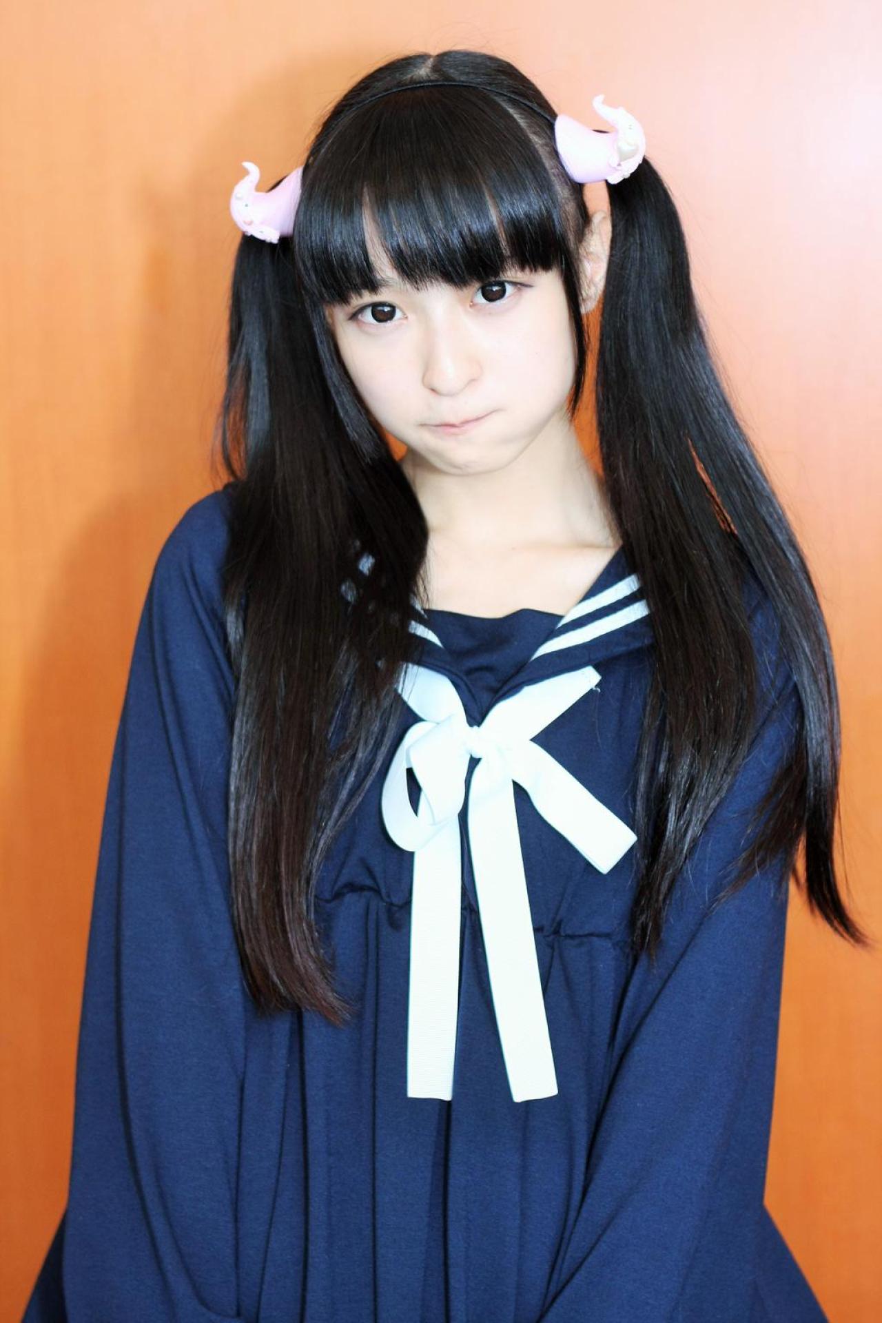 猫守ざーにゃ双手搭在裙摆，颔首嘟嘴卖萌的站姿