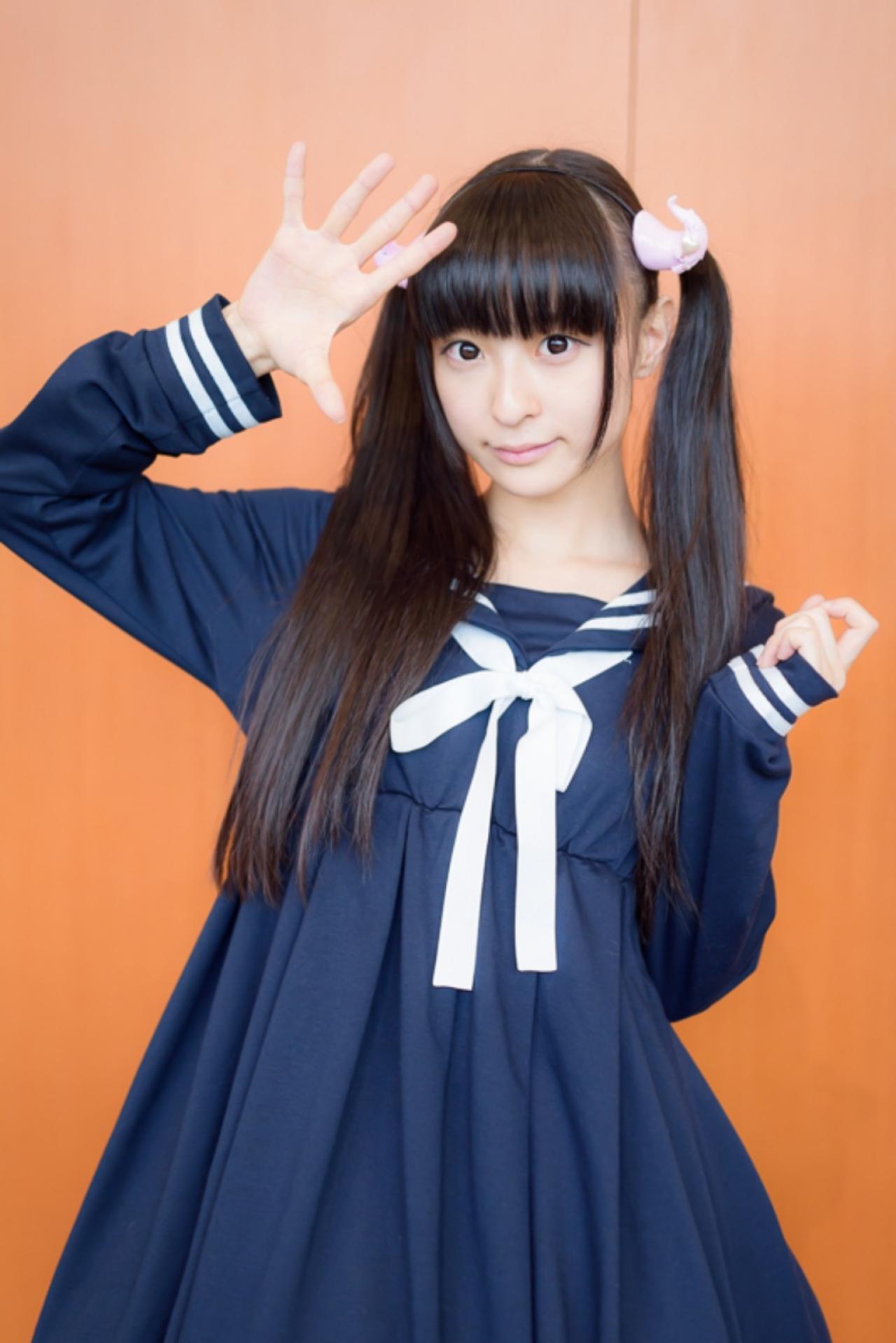 猫守ざーにゃ左手捏着袖口，右手五指张开放在额头前