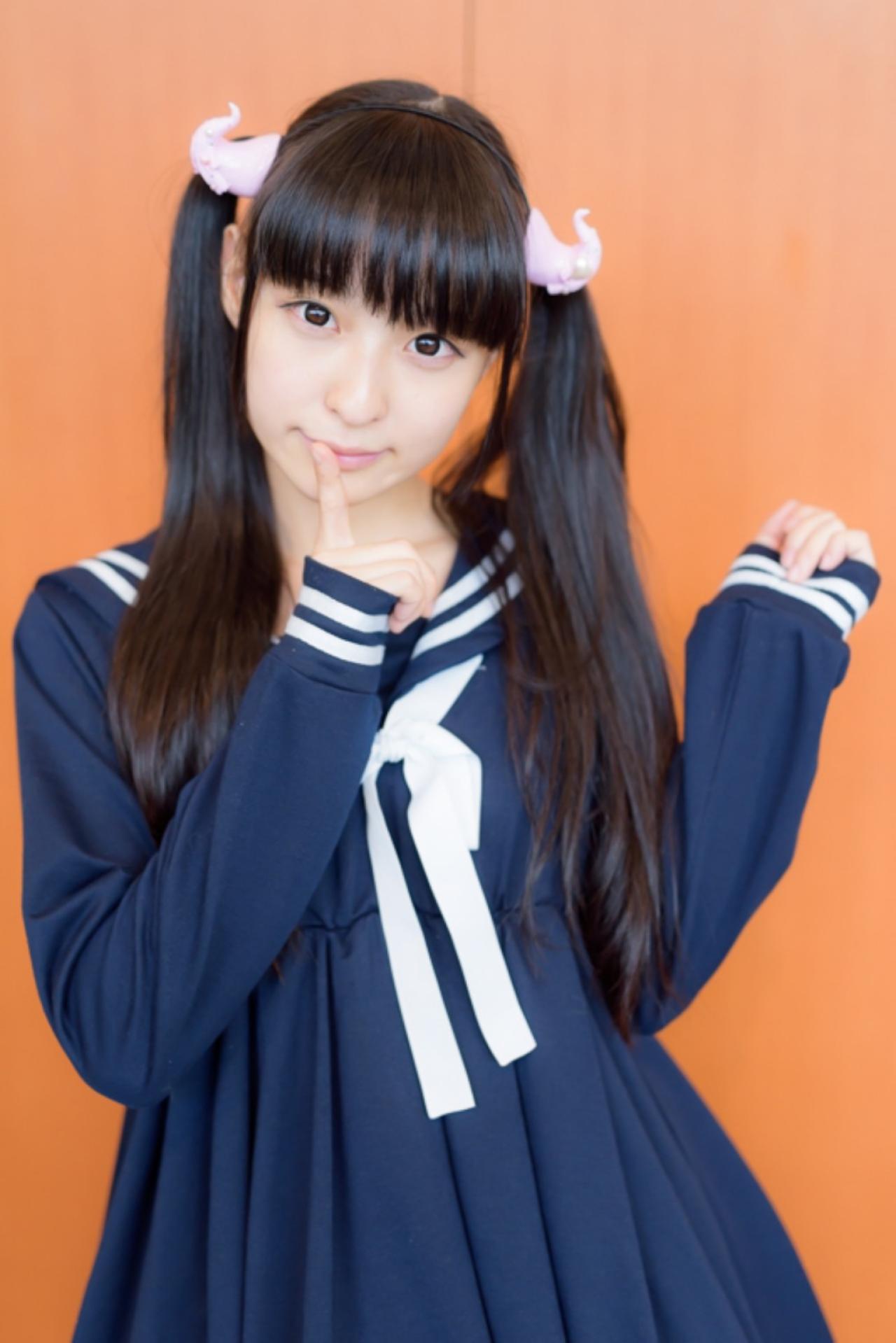 猫守ざーにゃ左手捏着袖口，半弯左臂，右手伸出食指放在唇边