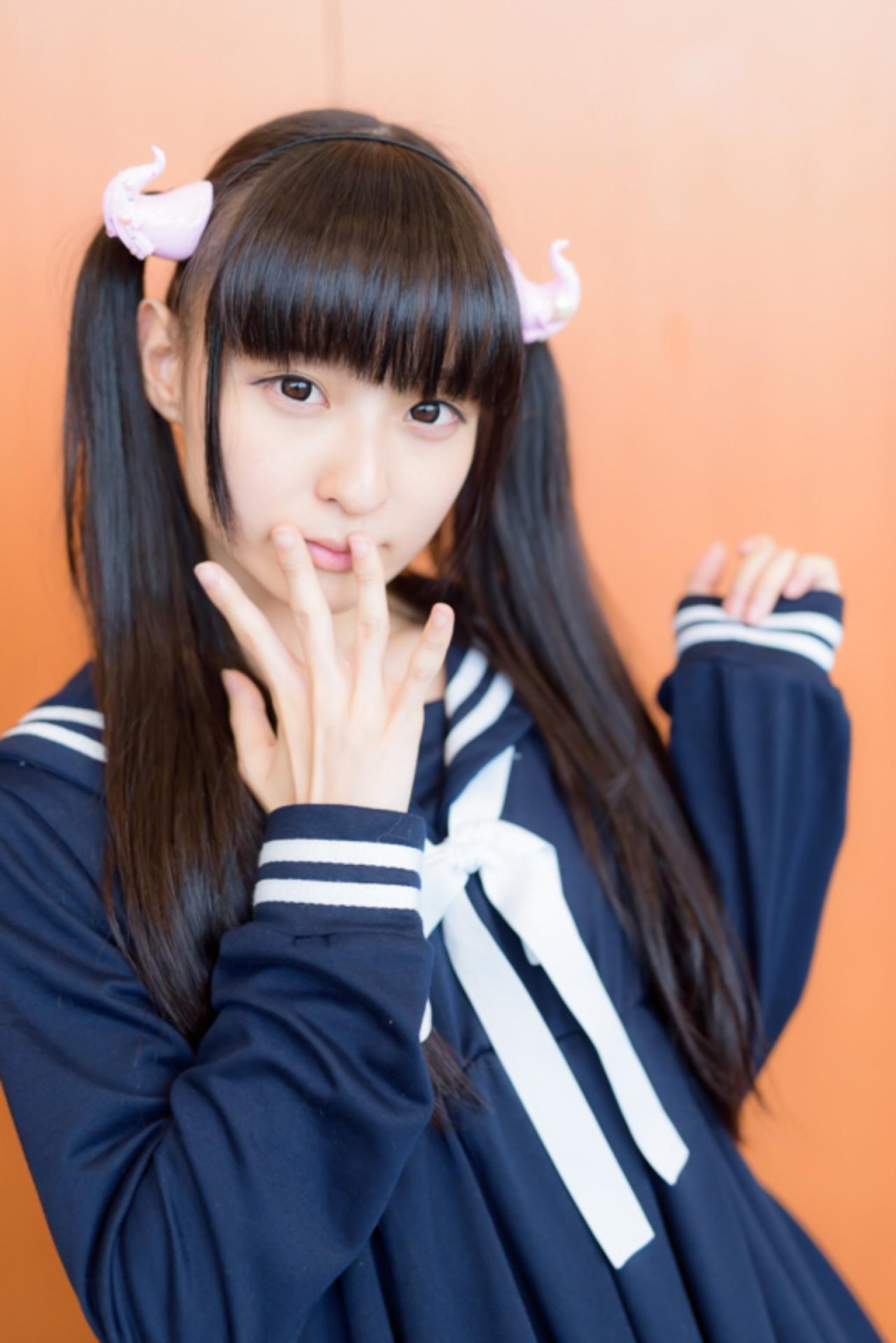 猫守ざーにゃ左手捏着袖口，右手五指张开放在唇角，上半身立幅