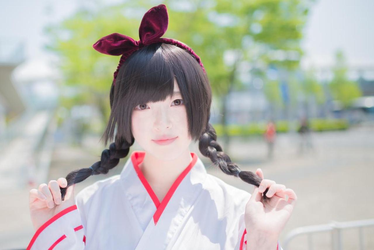 肉球あやと双手拉起麻花辫 正面