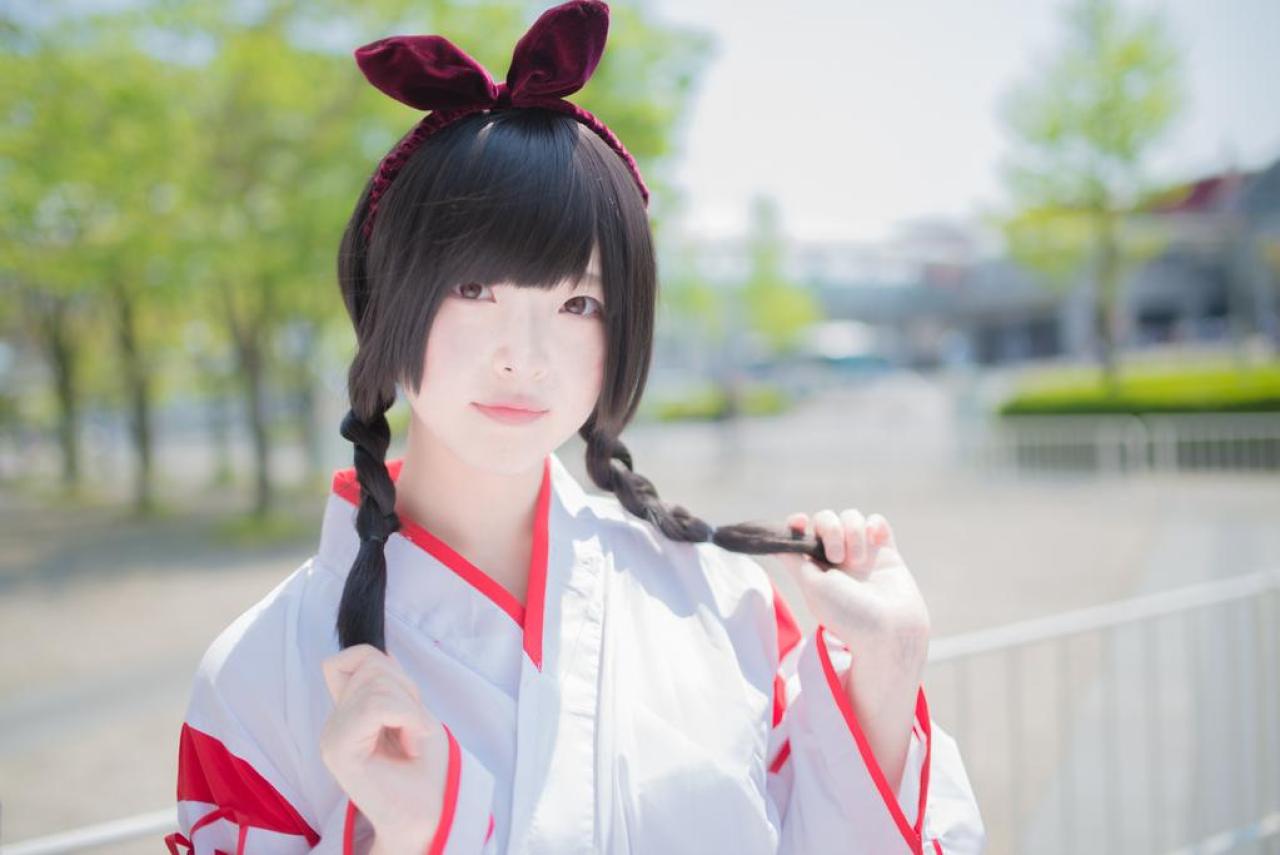 肉球あやと双手拉起麻花辫 微侧面