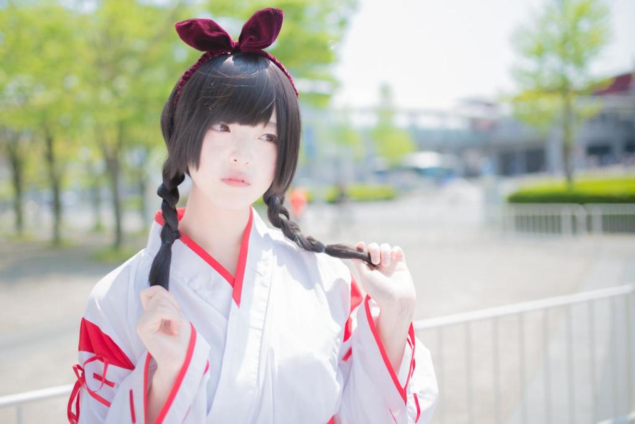 肉球あやと双手拉起麻花辫，斜视左前方，略有所思 微侧面