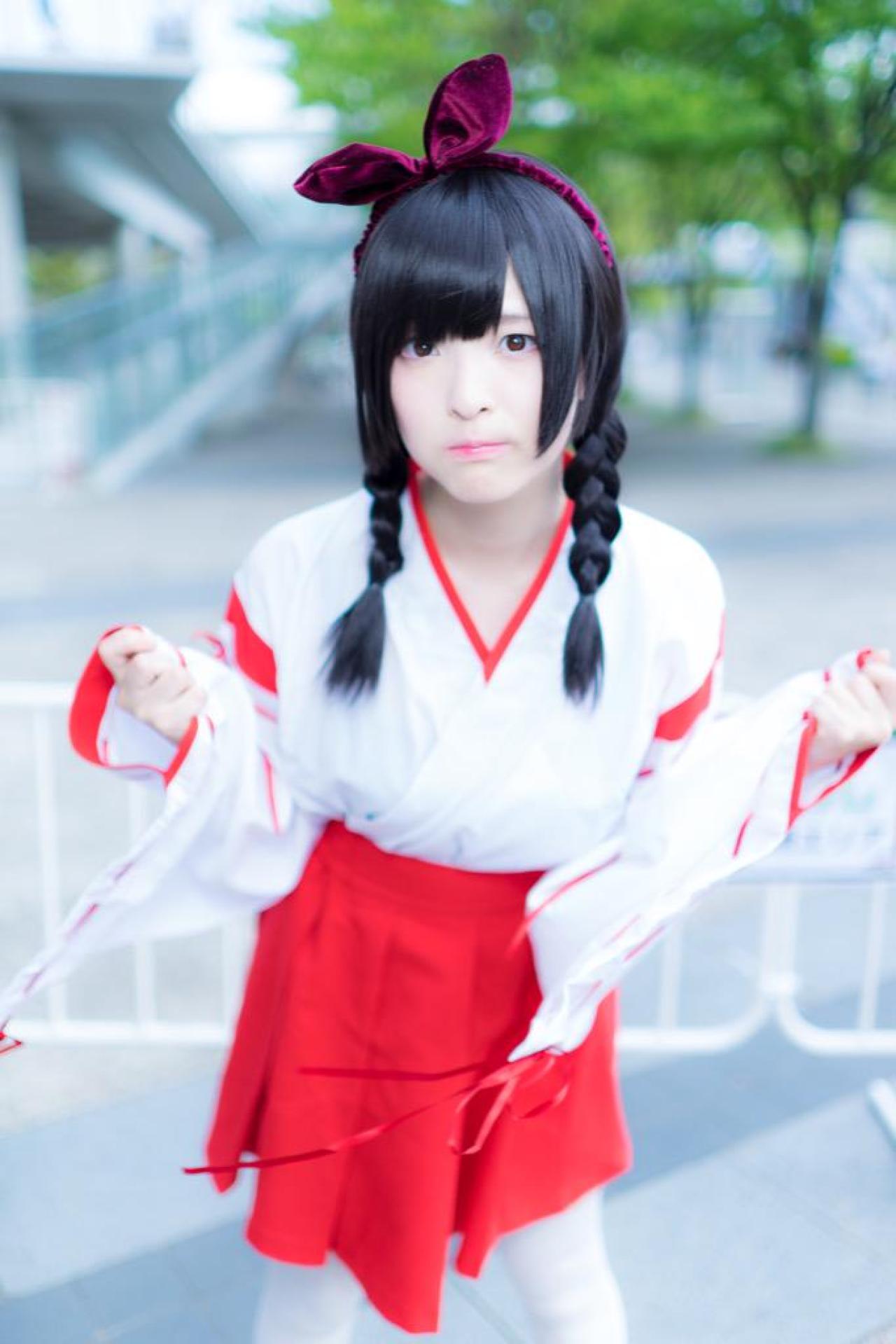 肉球あやと半弯双臂，嘟嘴卖萌，站在栏杆前