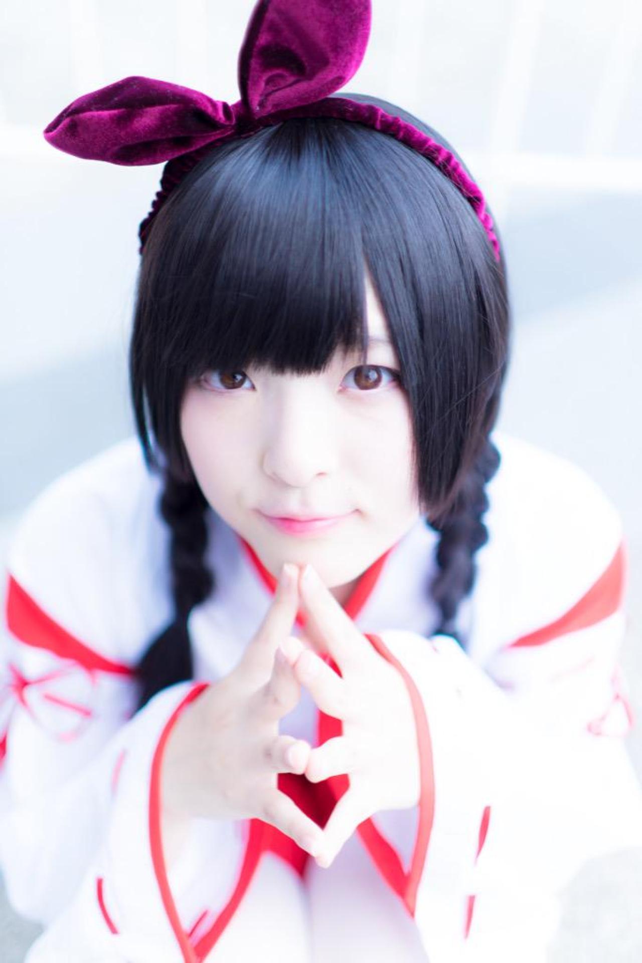 肉球あやと双手五指相抵，蹲姿