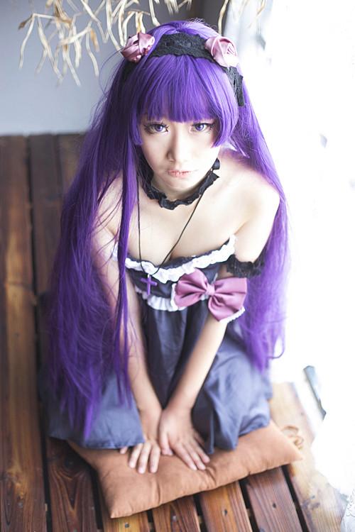 萌妹扮五更琉璃黑猫扒在窗前的抱枕上 趴姿