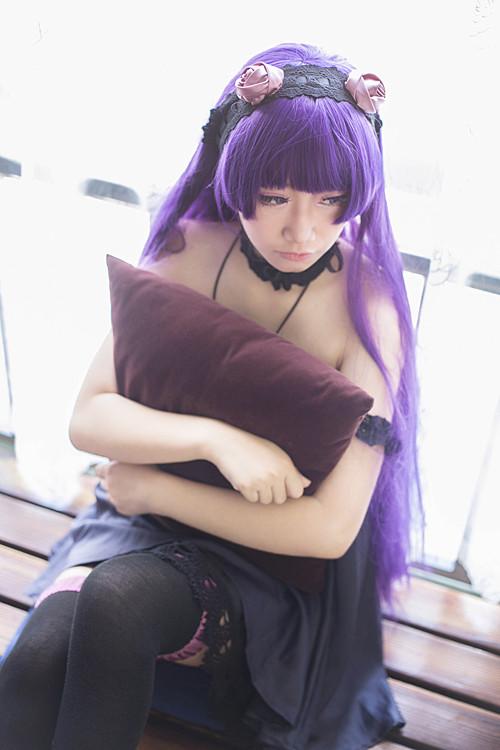 萌妹扮五更琉璃黑猫怀抱抱枕靠坐在窗前