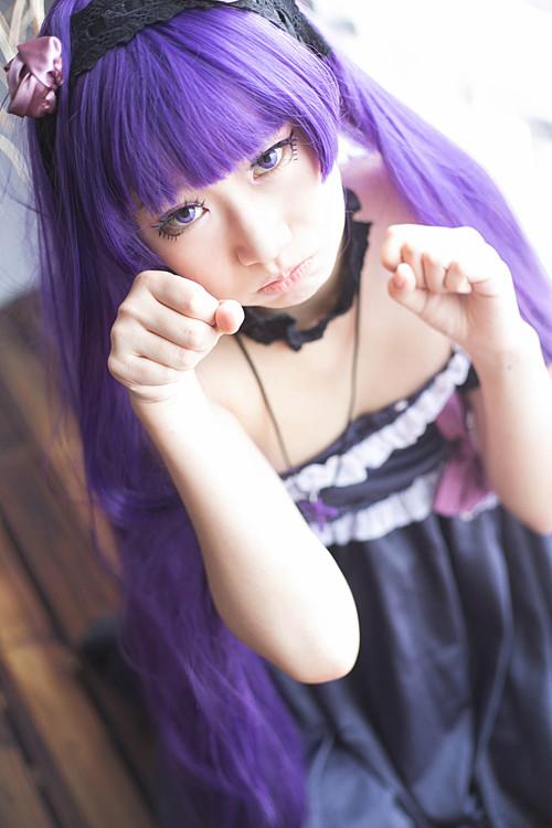 萌妹扮五更琉璃黑猫半弯双臂，握拳作猫爪扮小猫嘟嘴卖萌