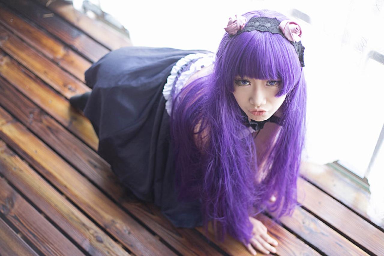 萌妹扮五更琉璃黑猫扒在地板上，嘟嘴扮黑猫卖萌 趴姿