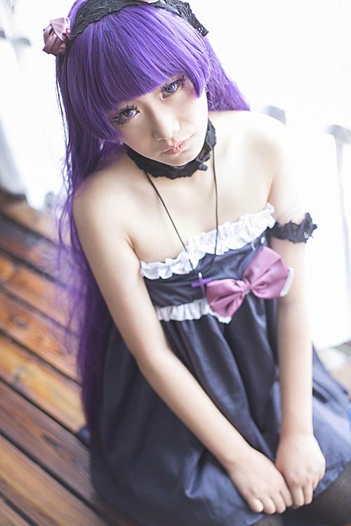 萌妹扮五更琉璃黑猫跪坐在地板上，双手搭在裙摆上