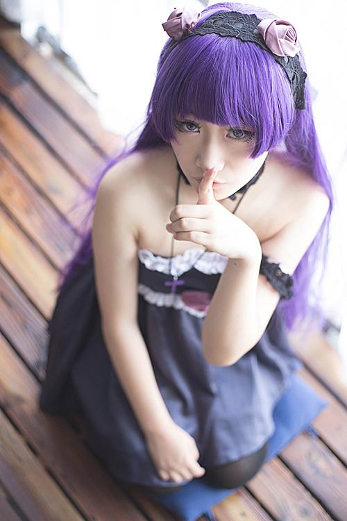 萌妹扮五更琉璃黑猫跪坐在地板上，作嘘手势卖萌