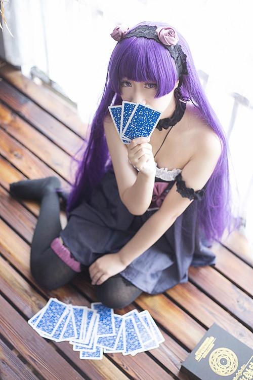 萌妹扮五更琉璃黑猫跪在地板上，右手捏着三张塔罗牌，左手搭在裙摆上