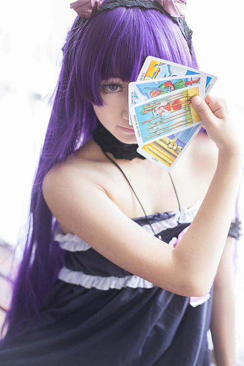 萌妹扮五更琉璃黑猫右手用韦特塔罗牌遮住半边脸