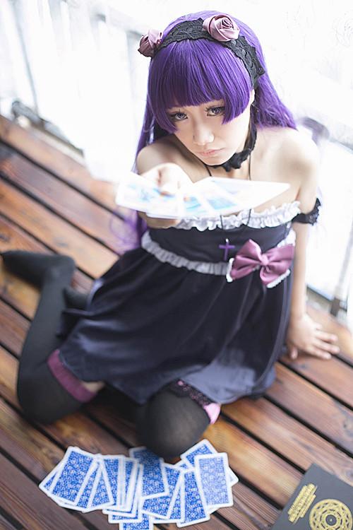 萌妹扮五更琉璃黑猫跪在地板上，左手扶地，右手将塔罗牌伸向镜头前