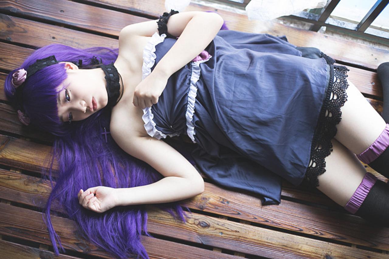 萌妹扮五更琉璃黑猫躺在地板上