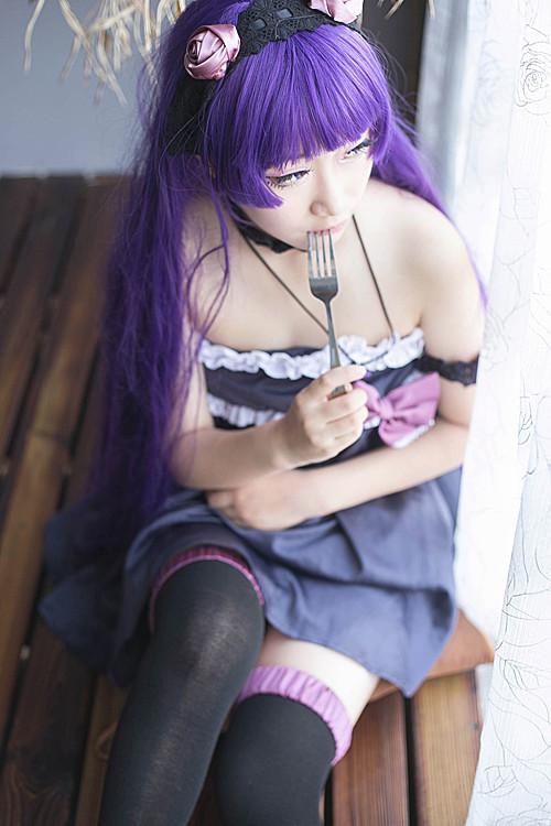 萌妹扮五更琉璃黑猫右手捏着叉子放进嘴里，侧身坐在窗前 正面