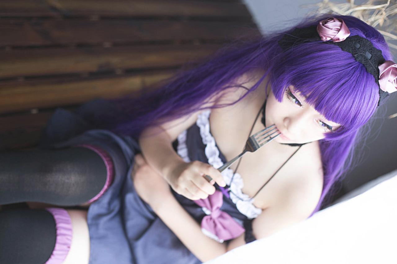 萌妹扮五更琉璃黑猫右手捏着叉子放进嘴里，侧身坐在窗前 俯拍