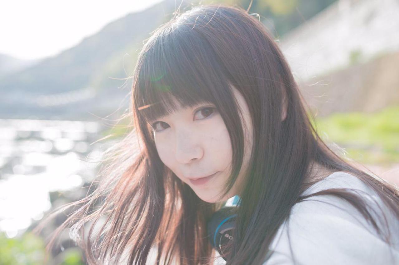 めだまやき挂着耳机，长发披肩的回眸