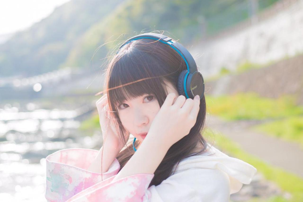 めだまやき头戴耳机，双手轻扶刘海儿的回眸