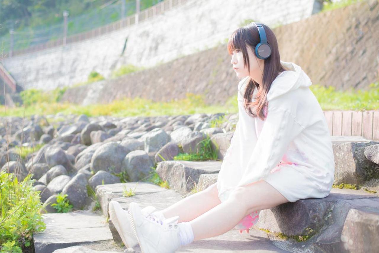 めだまやき头戴耳机坐在台阶上的侧脸