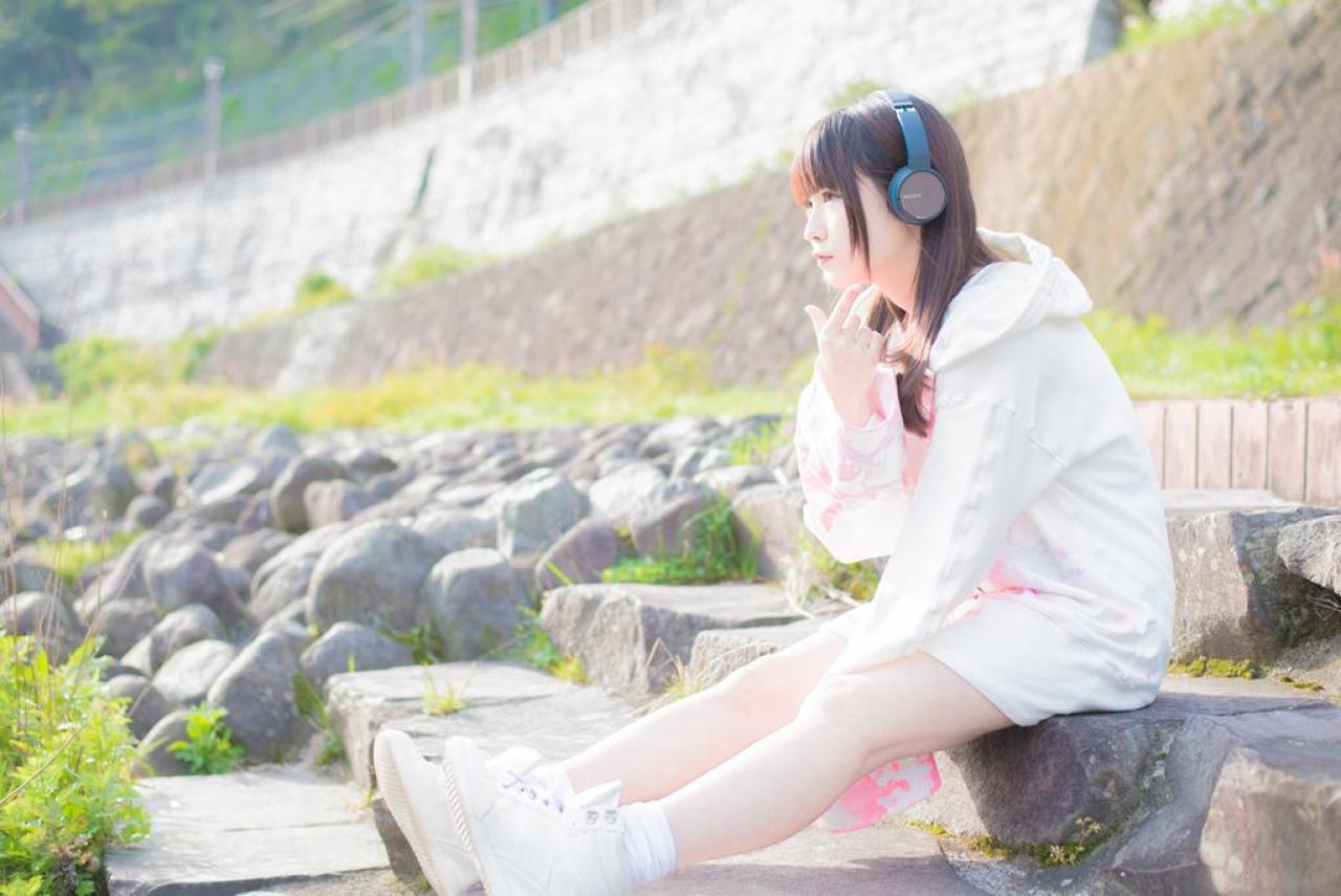 めだまやき头戴耳机坐在台阶，作八字手势的侧脸