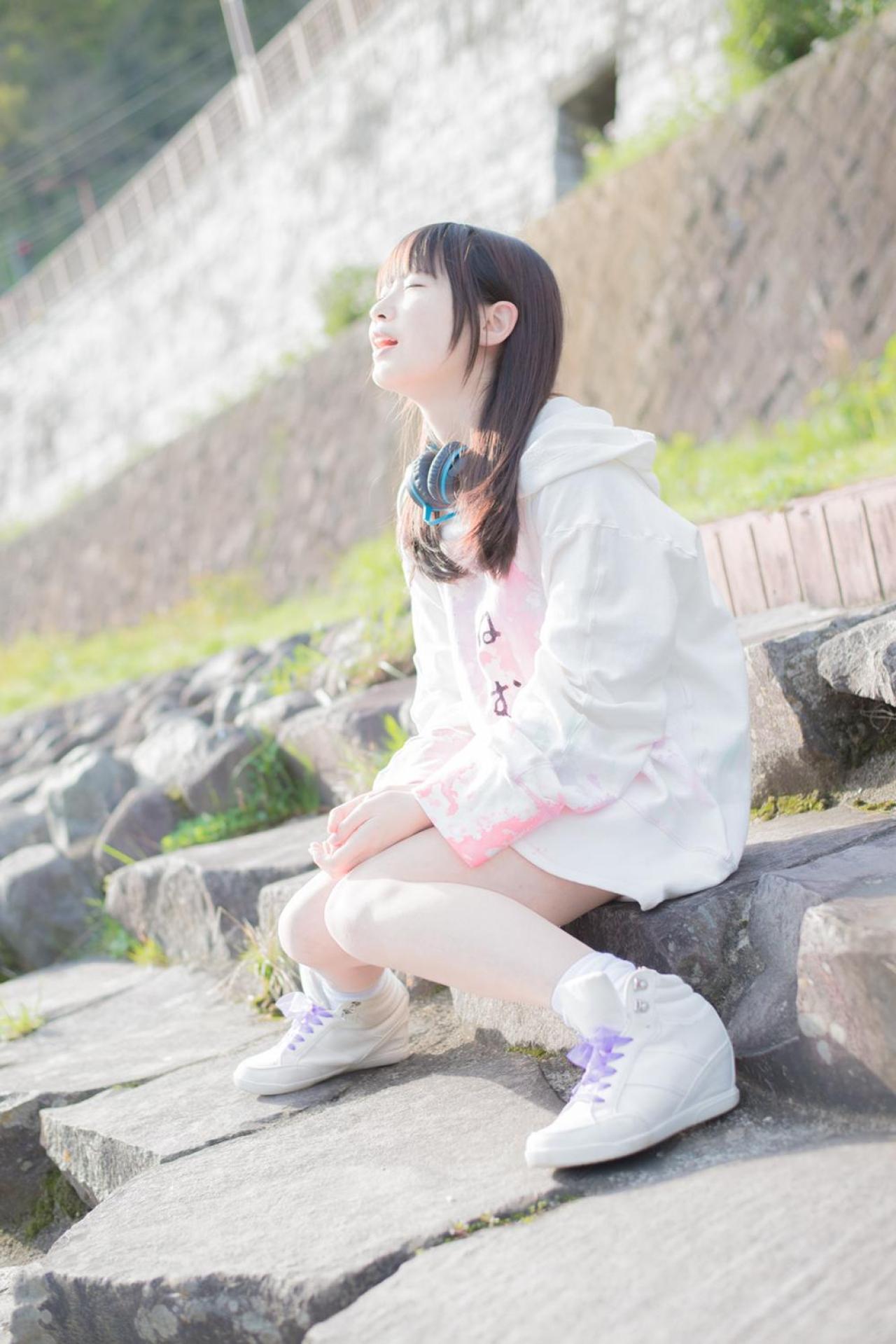 めだまやき坐在台阶，轻闭双眼，45度角仰望天空的侧脸 3/4侧面