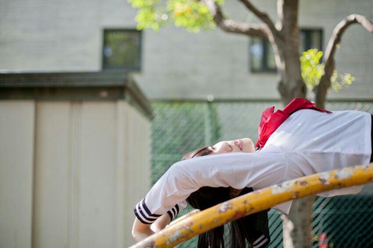 イチジョウリヲ躺在拱形栏杆上的上半身