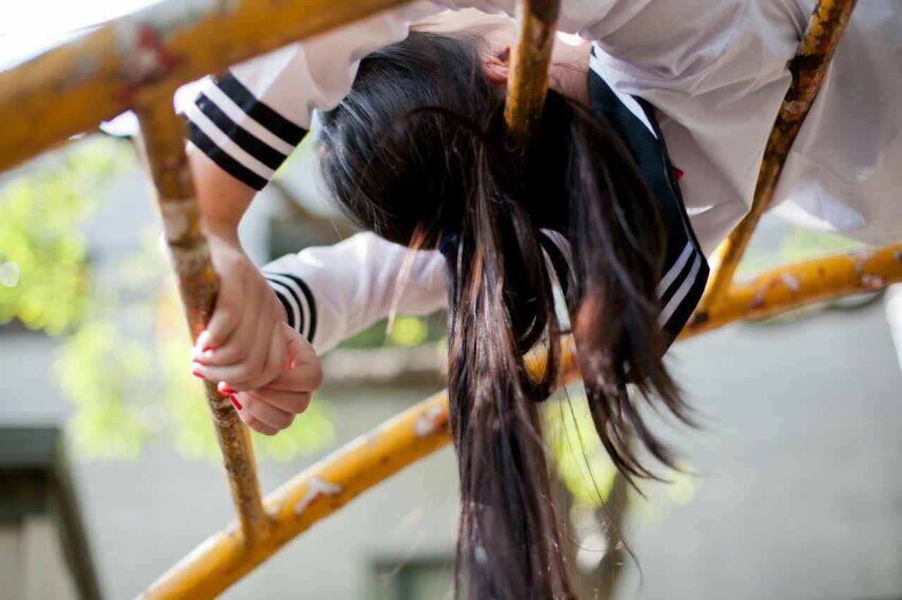 イチジョウリヲ躺在拱形栏杆上，倾泻而下的长发特写