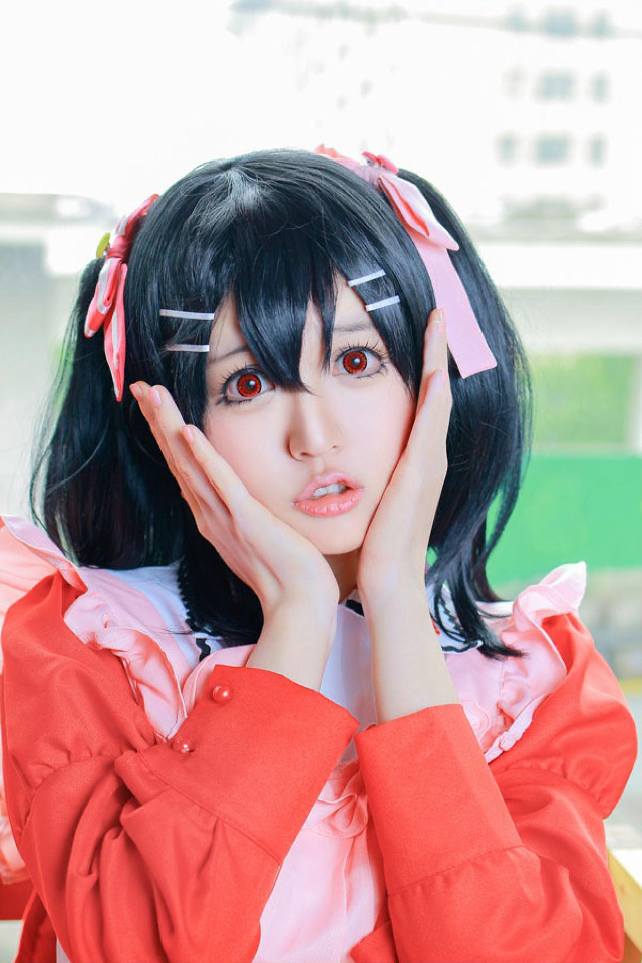 溢灯灯扮矢泽妮可双手捧脸坐在窗前