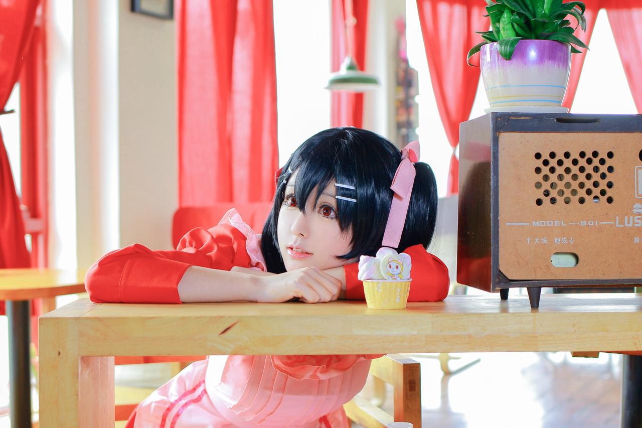 溢灯灯扮矢泽妮可扒在桌子上侧耳倾听